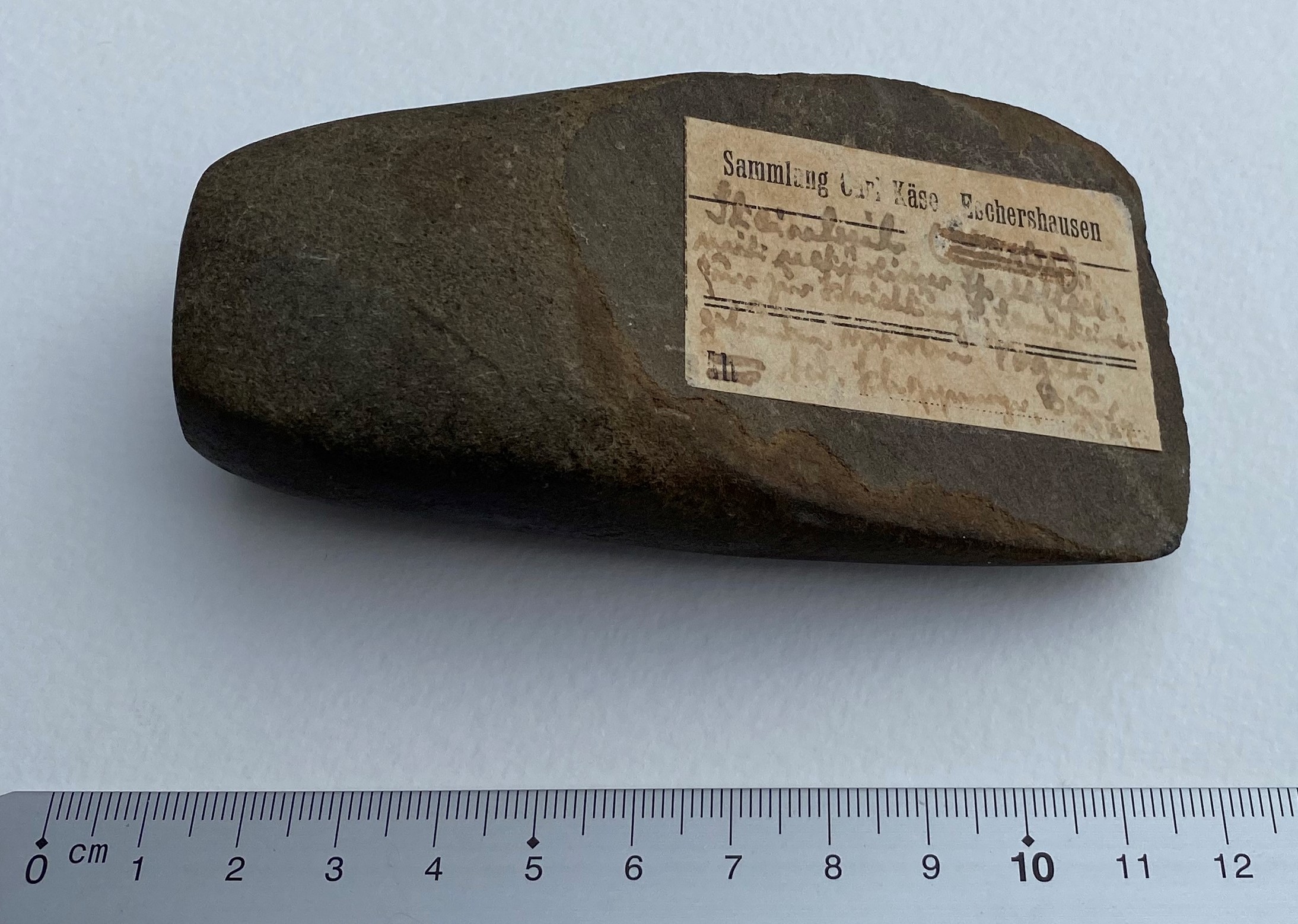 Steinbeil Vogler 1947 aus der geologischen Sammlung Carl Kaese